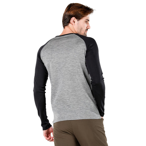 Der RĂźcken von einem Mann mit Grauem Merino-Langarmshirt mit schwarzen Ărmel